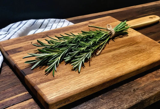 Ein frisches Rosmarinbündel, mit Schnur gebunden.