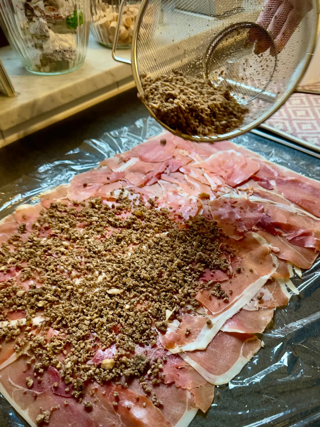 Dünn geschnittener Prosciutto, gewürzt mit frisch gemahlenem schwarzen Pfeffer.
