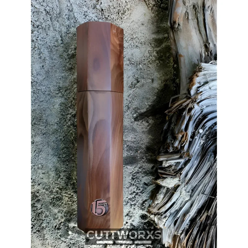 Polierte Holzmühle mit Cuttworks Branding für die 15mbc Salz Pfeffer Mühle