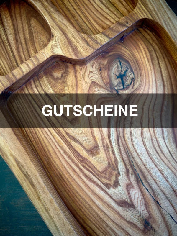 Holzbrett mit natürlicher Maserung und Gutscheine für 25 Euro von Wood & More