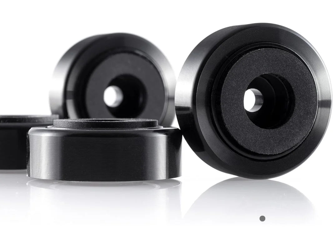 Schwarze Skateboardräder mit Lagern für 4er Set Servier- und Schneidebrett Füsse