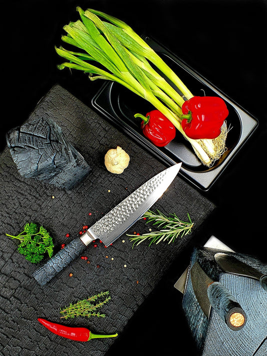 Damast Chefmesser mit gehämmerter Klinge schneidet Fleisch auf Walnussholzbrett – ergonomischer FlameWOOD Griff sichtbar