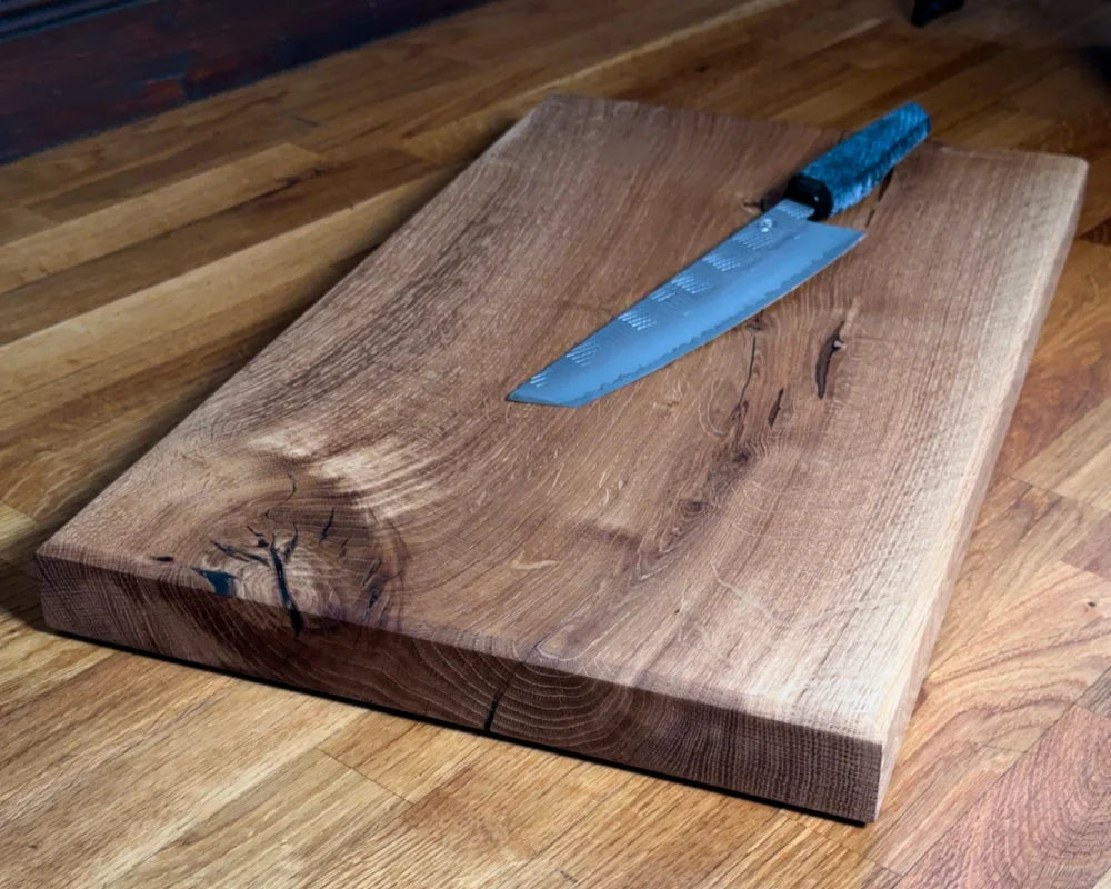 CHEFBRETT Allrounder 50 – Eiche 50×30×4 cm, beidseitig (Saftrille & glatt), 4 cm stark