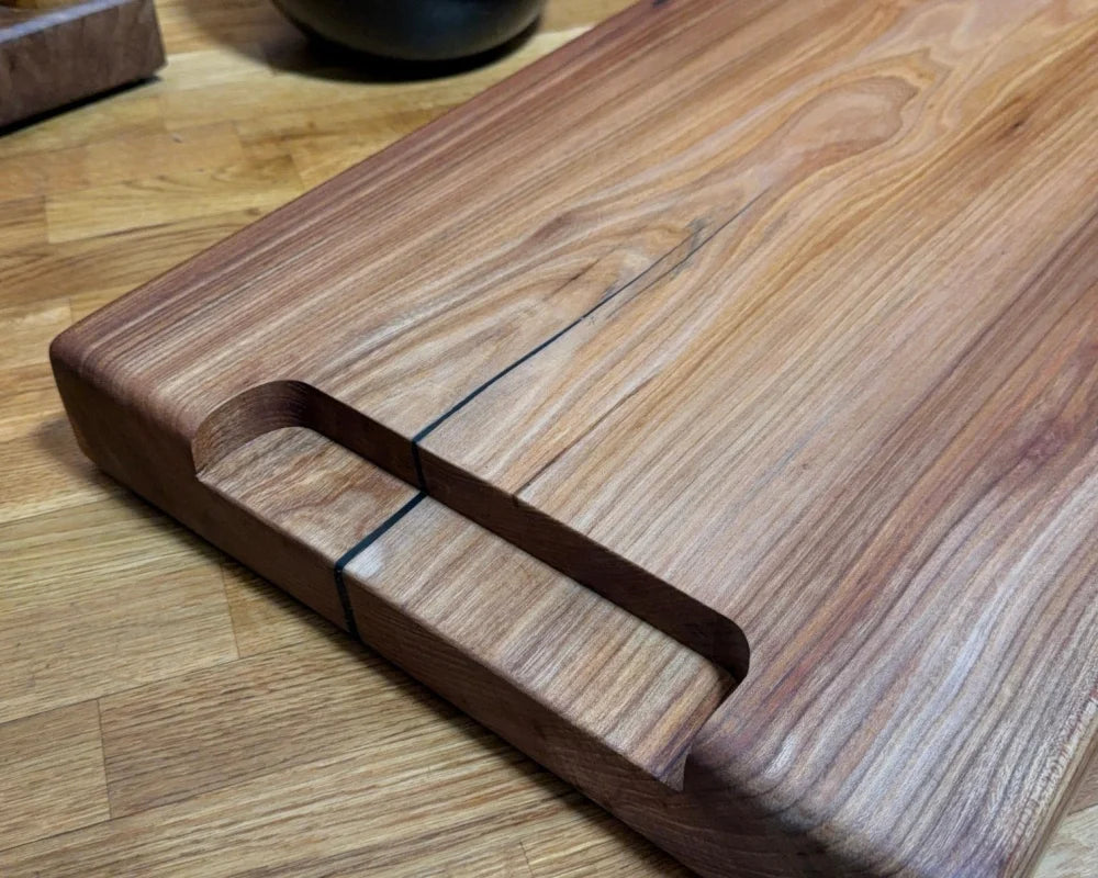 Chefbrett Eclipse – Ulme | mit Griffmulden | Epoxy-Akzent | 75×35×6 cm | EINZELSTÜCK