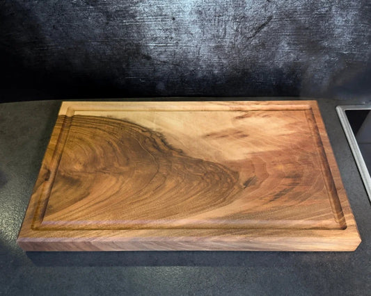 Nussbaum Schneidebrett 50x30x4 cm mit Saftrille – CHEFBRETT M Draufsicht auf Arbeitsfläche