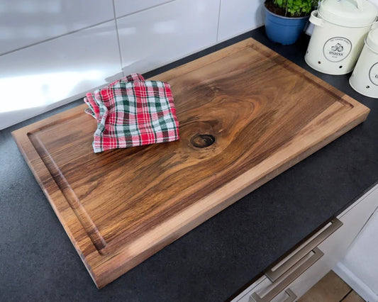 Nussbaum Schneidebrett 70x40x4 cm mit Saftrille – CHEFBRETT XXL PowerBlock schräge Gesamtansicht