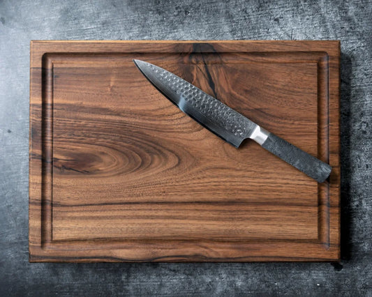 Damast-Chefmesser mit 21 cm Klinge auf massivem Nussbaum-Schneidebrett im Set