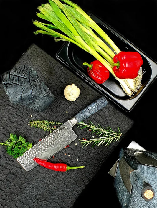 Damast Nakirimesser schneidet Brokkoli und Radieschen auf Holzbrett – schmale Klinge mit Damaststruktur und ergonomischem FlameWOOD Griff