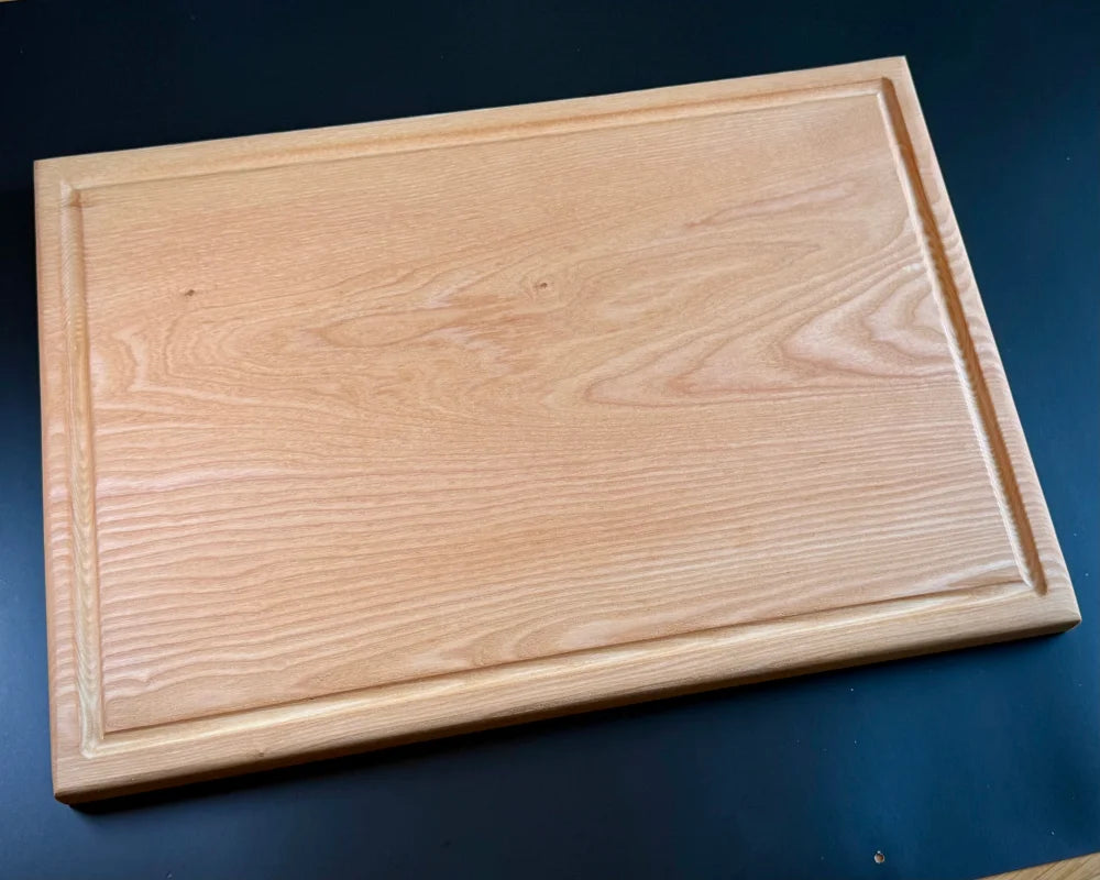 Holzbrett aus Eiche mit strukturiertem Rand – vielseitig und handgefertigt