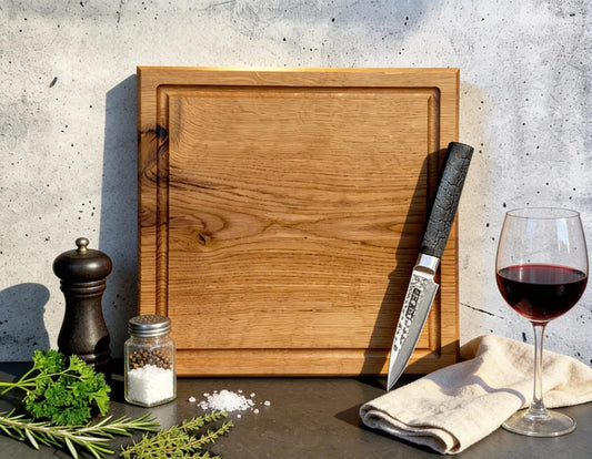 Schneidebrett Eiche 30x30 cm aus Vollholz mit Saftrille, kompaktes Küchenbrett für Alltag, Frühstück, kleine Mahlzeiten und Servieren