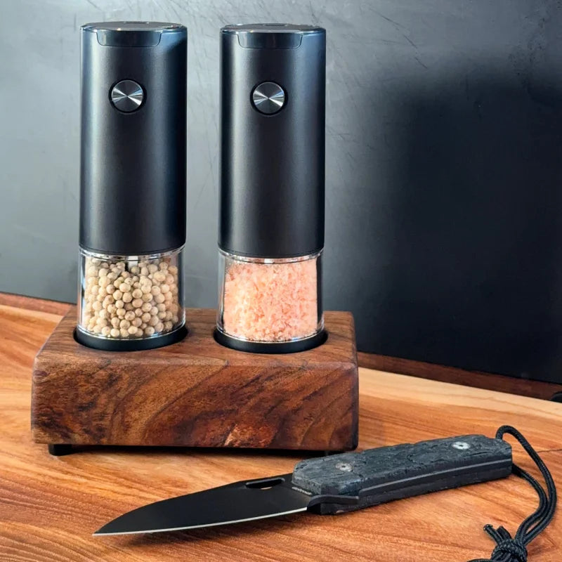 Elektrisches Salz- und Pfeffermühlen-Set mit massivholzständer auf Holzoberfläche