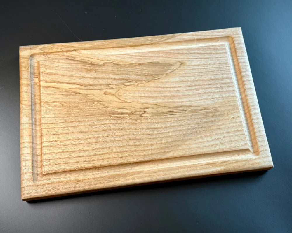 Holzschneidebrett Esche mit Rillen und erhöhten Kanten, ideal für Catering und Küche