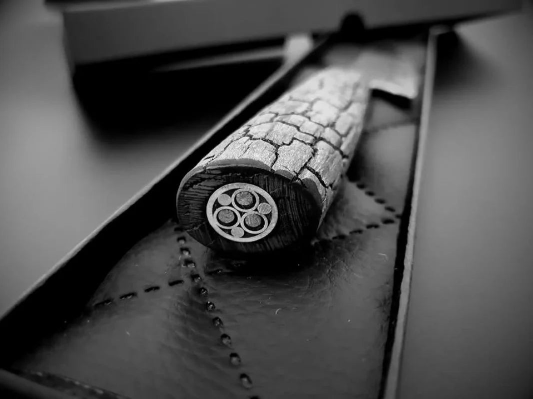 FlameWOOD Griff des Federdamastmessers von hinten – ergonomisch geformt, wasserresistent & markant gemasert