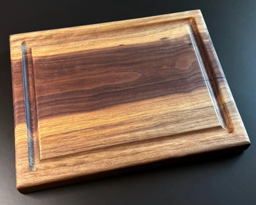 Handgefertigtes Massivholz Servierbrett aus nachhaltiger Ulme mit Rillen und Saftfluss
