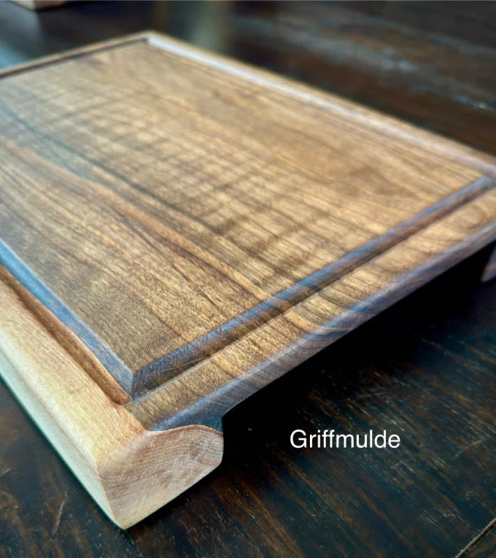 Holzbrett mit Saftrille und Bratkorb für Steak & Burger, perfekt für BBQ und Küche