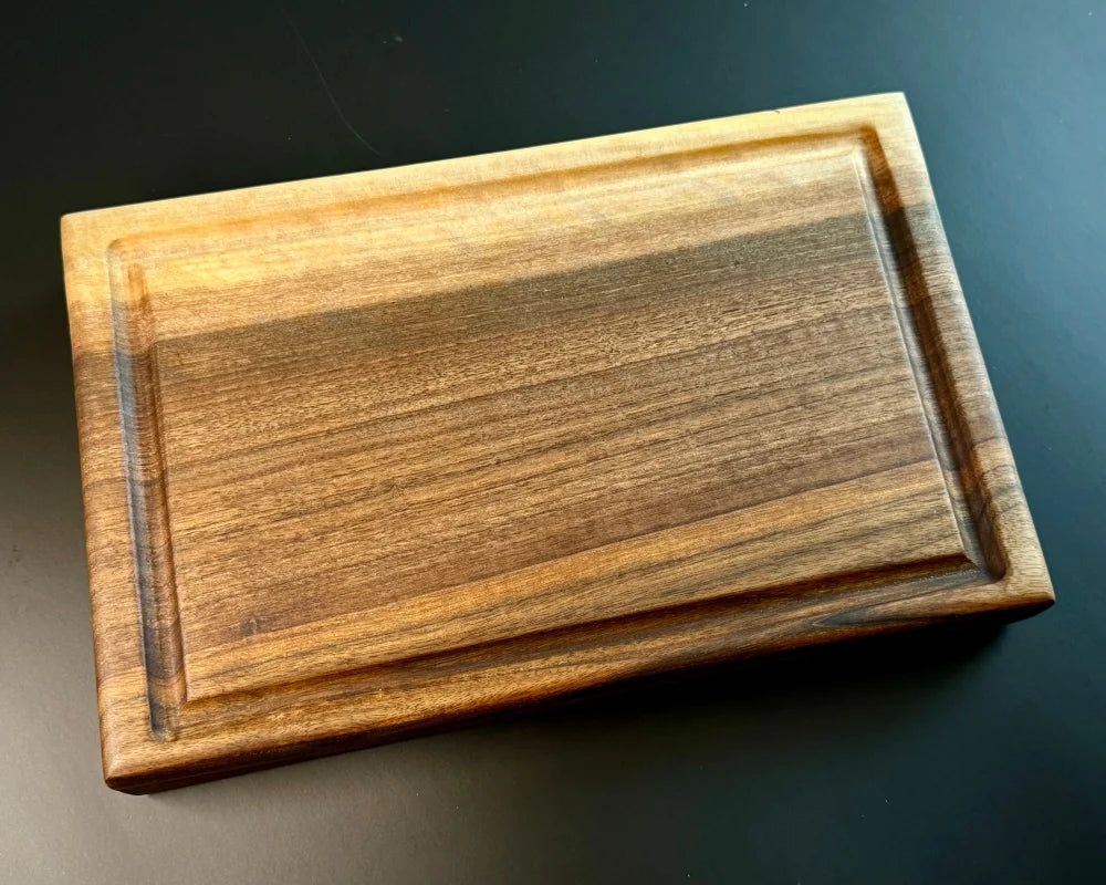Massivholz Schneidebrett mit Saftrillen aus Nussbaum online kaufen für die Küche