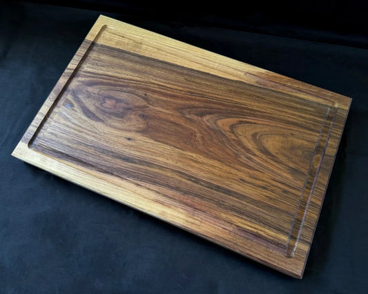 Liegendes Nussbaum-Schneidebrett 60 × 40 × 5 cm mit Saftrille, großer Arbeitsfläche und natürlicher Maserung