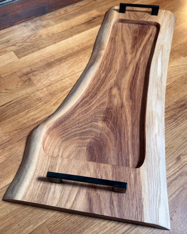 Pitmaster Board Oakflow – Eiche | 63×23×2,5 cm | mit Naturkante & Metallgriffen