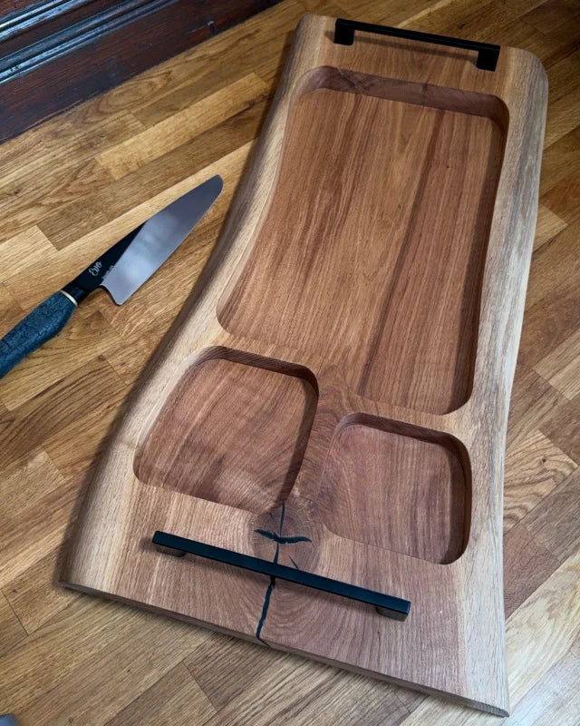 Pitmaster Station Eiche – großes Vollholzbrett mit Ablageflächen für Fleisch, Saucen und Grillzutaten