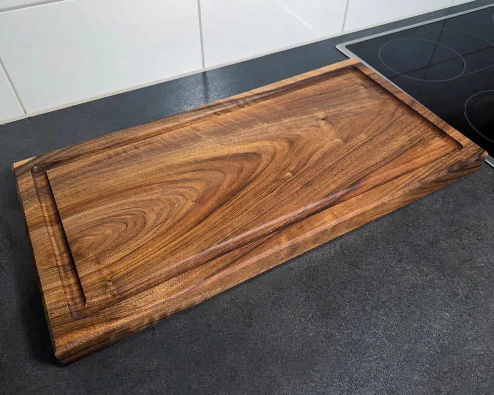 Beidseitig nutzbares Nussbaum Schneidebrett – massiv und langlebig