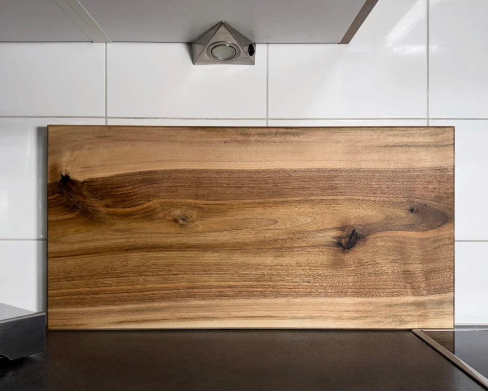 Glatte Rückseite ohne Saftrille – Nussbaum Schneidebrett 80×40×3,8 cm, beidseitig nutzbar, Frontansicht stehend
