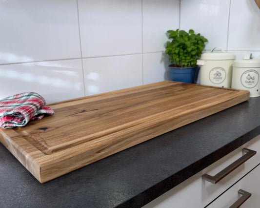 Nussbaum Schneidebrett 80x40x3,8 cm mit Saftrille – CHEFBRETT XXXL TitanBlock schräge Seitenansicht