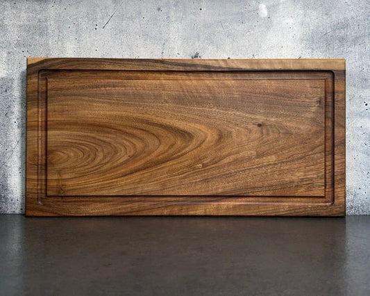 Schneidebrett Nussbaum 60×30 cm – handgefertigt aus massivem Holz
