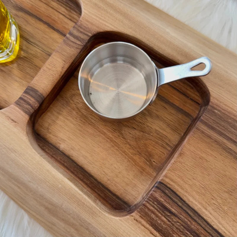 Edelstahl-Topf mit weißem Griff für dein Snack Shack Dekobrett aus Nussbaum
