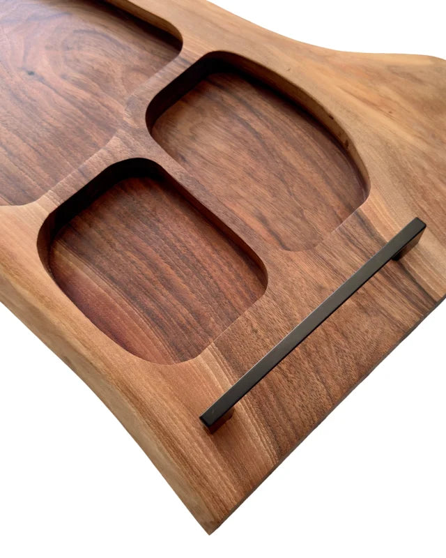 La Galerie du Gril – Votre plateau de service en noyer noble pour BBQ, cuisine et gastronomie fine | 82 x 27-40 x 4 cm