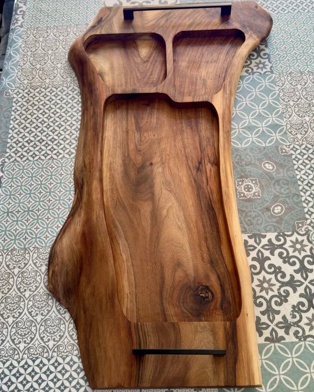 Handgefertigtes Nussbaum Schneidebrett im Format 100 × 27–47 cm