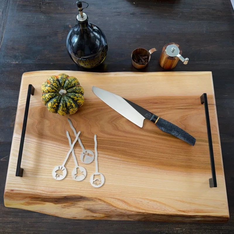 Holz Schneidebrett 60 x 45 cm mit schwarzen Metallgriffen für BBQ und Grillen