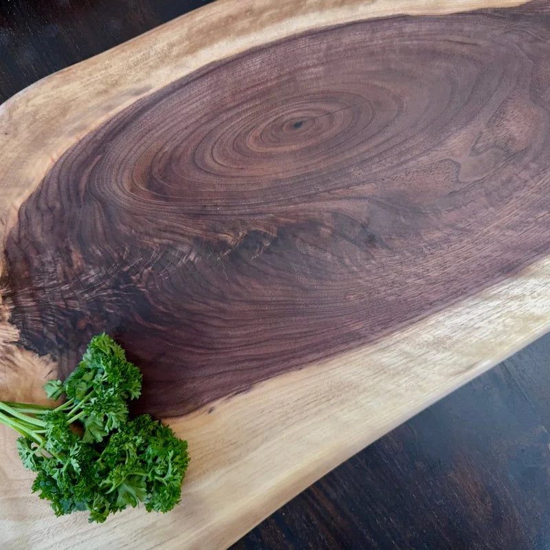 Live-edge Nussbaum Luxus Schneidebrett mit frischer Petersilie und edlem Holzlook
