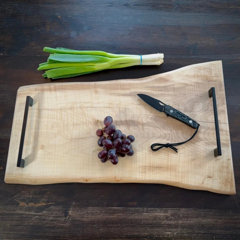 Holz Schneidebrett Ahorn mit Naturrand und schwarzen Metallgriffen für BBQ und Grillgerichte