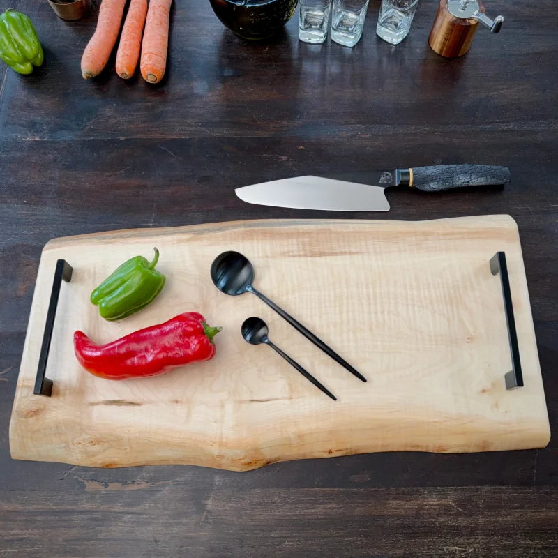 Natürliches Holz Schneidebrett mit schwarzen Metallgriffen, ideal für Profi und rustikale Küchen