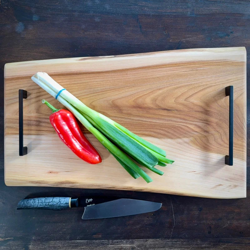 Holz Schneidebrett groß mit Chili, Frühlingszwiebeln und Messer – ideal für BBQ Snacks