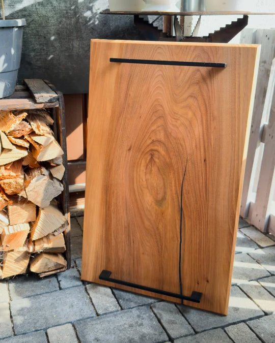 UNIQUE: Cut Smoke King – Solid BBQ wooden cutting board with metal handles made of elm for grilled dishes and cheese/charcuterie boards | 65 x 40 x 2.5 cm
