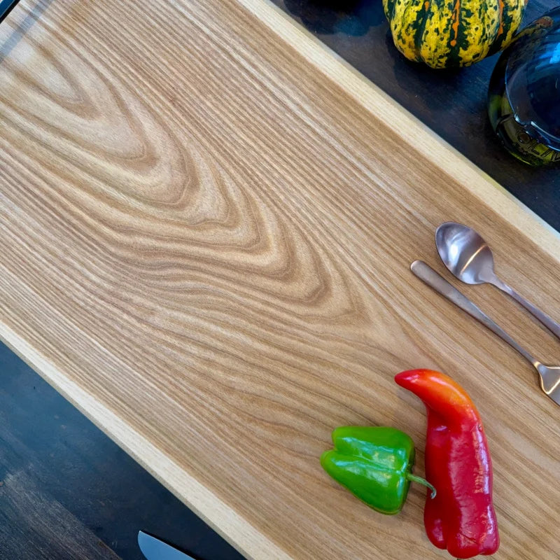 Massivholz Schneidebrett aus Ulme mit Metallgriffen und schönem Holzmaserungsmuster