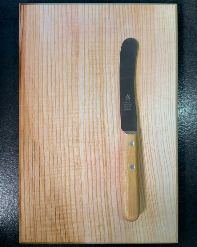 Holzbrett Esche – hell, elegant und mit natürlicher Struktur