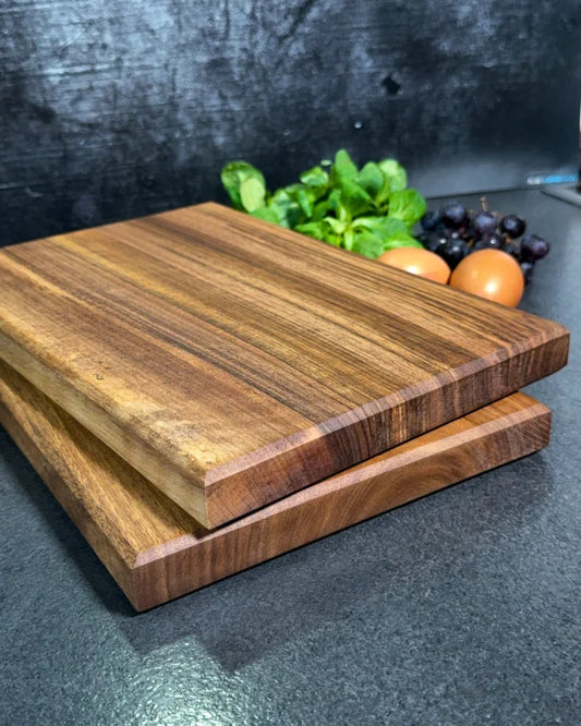 Dunkles Vesperbrett aus massivem Nussbaum – edles Brotzeitbrett von wood & more