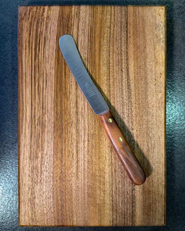 Servierbrett aus Nussbaum – Handarbeit mit Charakter und natürlichem Glanz