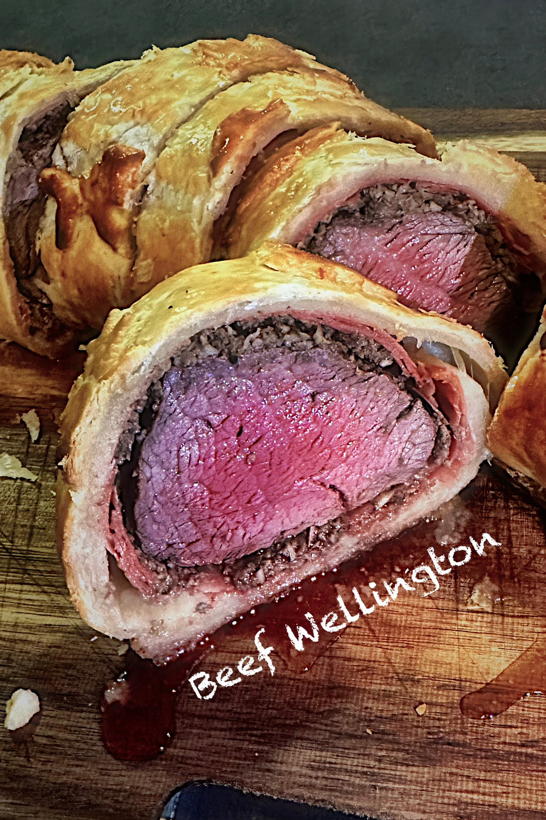 Beef Wellington vom Kamado-Grill – der Geschmack von Luxus, rustikal auf einem Massivholz-Servierbrett serviert