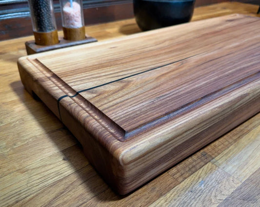 Holz-Schneidebrett auf Küchenarbeitsplatte mit sichtbarer Holzmaserung – Pflege und Alltagseinsatz in Küche und BBQ