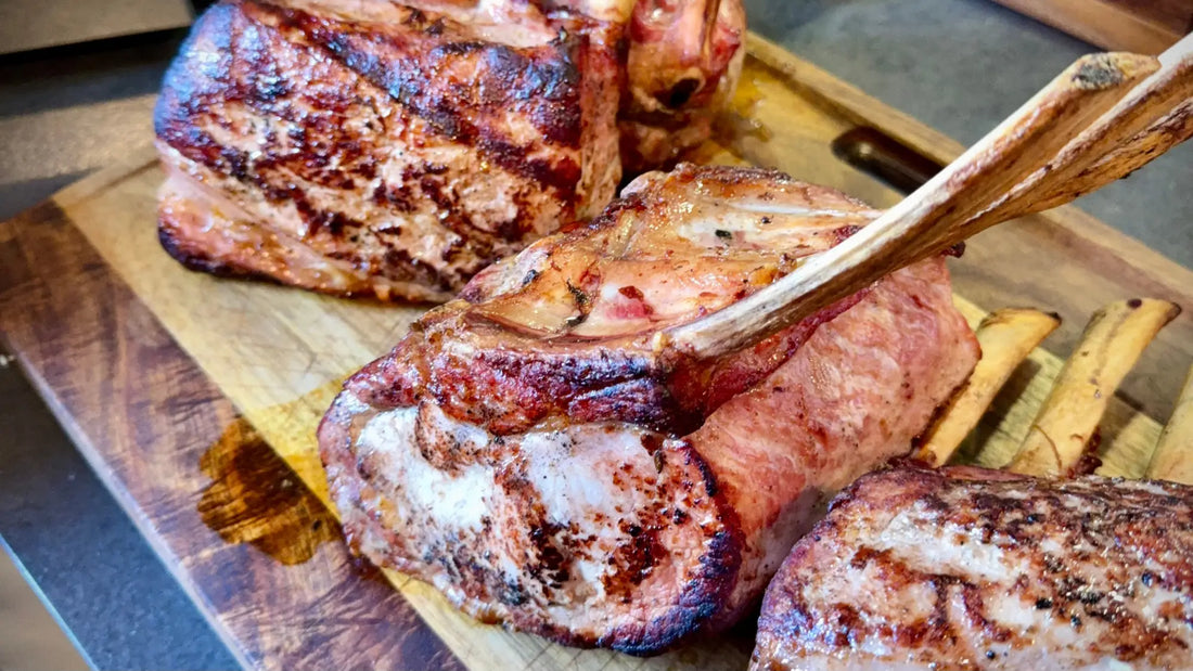 Gegrilltes Steak mit goldbrauner Kruste, das auf einem Holzbrett in Scheiben geschnitten wird.