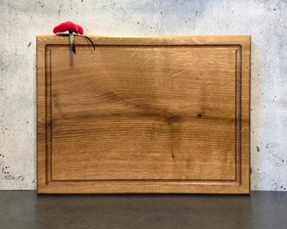 Massives Holz-Schneidebrett auf einer Küchenarbeitsplatte – Vorbereitung für Küche und BBQ