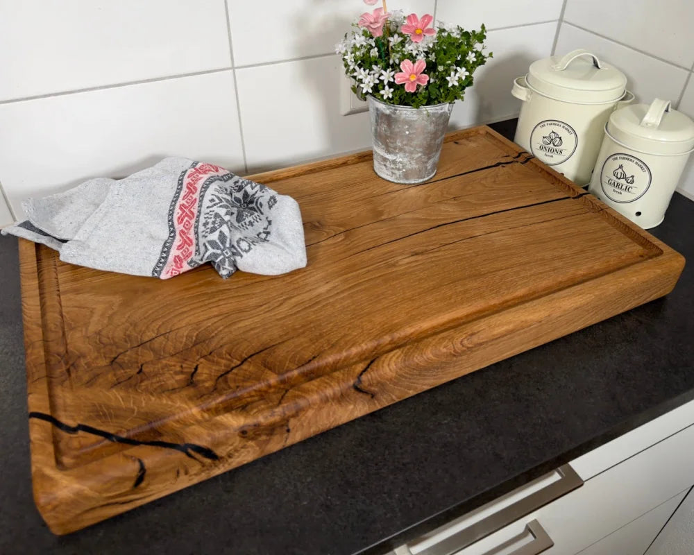 Massives Holz-Schneidebrett mit sichtbarer Maserung auf der Arbeitsplatte – Vergleich von Holzarten für Küche und BBQ