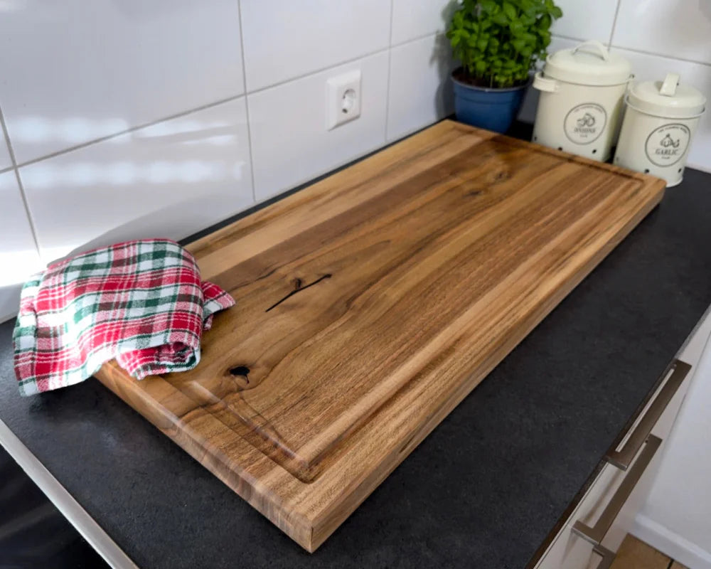 Großes Holz-Schneidebrett als Arbeitsfläche – Platz für Schnittgut und Vorbereitung in der Küche