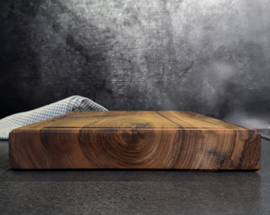 Großes Holz-Schneidebrett als stabile Arbeitsfläche auf der Küchenplatte – richtiges Trocknen und Lagern für dauerhaft plan liegende Bretter