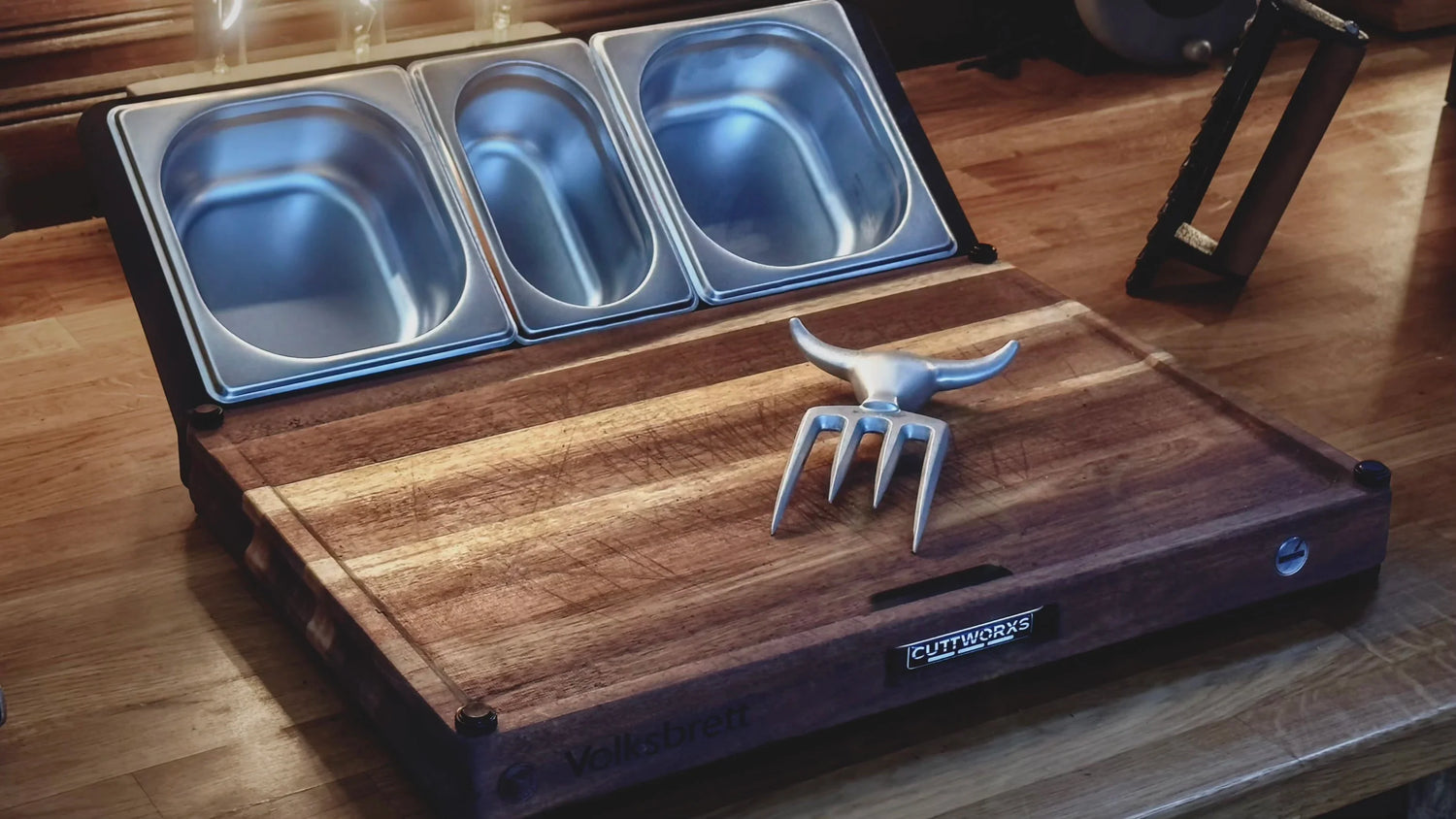 Modulare Chefstation aus Massivholz in Schrägansicht mit GN-Behältern – ideal für BBQ & Küche