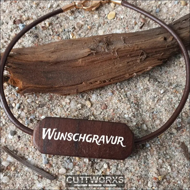 Braunes Lederarmband mit Wunschgravur und Quasten am Handgelenk mit Holztag