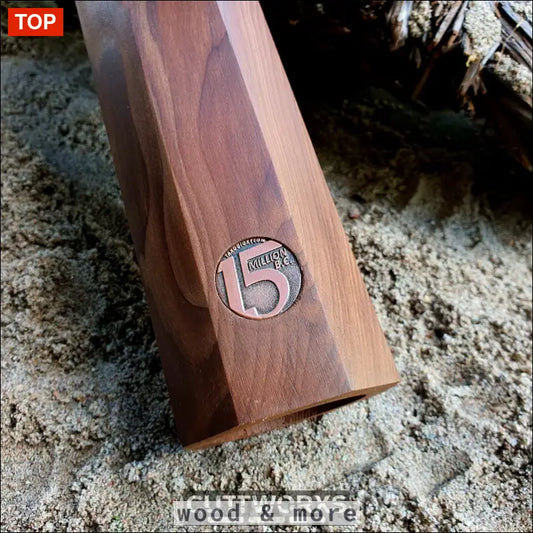 Holzgriff mit eingraviertem 15-Logo für die 15mbc Salz Pfeffer Mühle